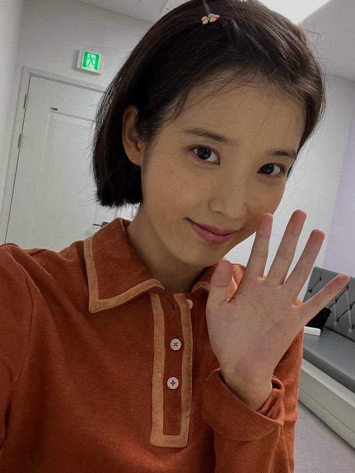 Gaya rambut retro IU sebagai Oh Ae Sun di When Life Gives You Tangerines (2025) menjadi tren yang menarik di antara para idol K-Pop. Gaya khas jepit rambut di bagian samping ini tidak hanya memberikan sentuhan vintage, tetapi juga menonjolkan fitur wajah IU./ Foto: Instagram/dlwlrma