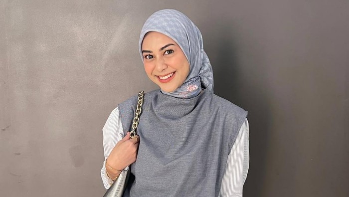 Get The Look: Inspirasi Gaya Modest Modern ala Dianty Annisa untuk ke Kantor