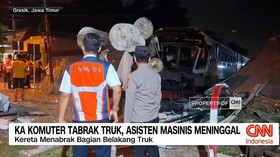 VIDEO: KA Komuter Tabrak Truk, Asisten Masinis Meninggal