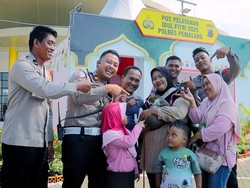 Haru Pemudik Bertemu Kucingnya Usai Ditemukan Polisi di Rest Area Pemalang