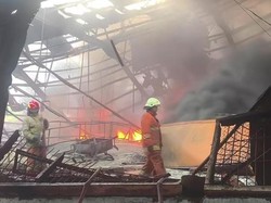 Kebakaran Gudang Sandal Ardiles Padam Usai 15 Jam, 26 Mobil PMK Dikerahkan