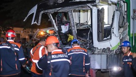 FOTO: Pemakaman Titiek Puspa hingga Kecelakaan Bus Bonek