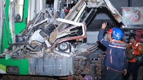 FOTO: Penampakan Ngeri Kecelakaan KA Jenggala Vs Truk Kayu di Gresik
