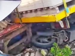 Video: Truk Tak Kuat Nanjak Lalu Mundur dan Lindas Pemotor di Karawang