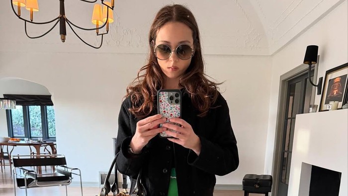 Get The Look: Sontek Gaya Kasual Laufey yang Unik & Playful