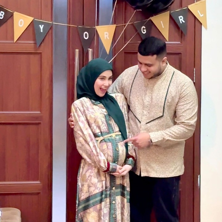 <p>Selebgram Miskah Shafa mengadakan <em>gender reveal</em> di momen Hari Raya Idul Fitri. Acara ini berlangsung sederhana di rumah mertuanya, Pak Muh. Acara hanya dihadiri oleh keluarga Miskah dan sang suami, Yislam Aljaidi. Dalam acara puncak, Miskah dan Yislam memecahkan balon berwarna hitam yang diikatkan di pintu rumah di ruang keluarga. Isi balon yang pecah tersebut adalah confetti berwarna merah muda, yang artinya Miskah dan Yislam bakal dikaruniai anak perempuan. (Foto: Instagram @miskashf)</p>