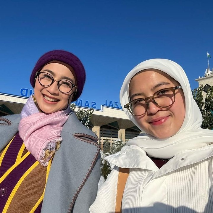 <p>Putri Desy Ratnasari Nasywa Nathania Hamzah sudah berusia 22 tahun, Bunda. Sejak sang Bunda bercerai dari ayahnya Sammy Hamzah, Nasywa tinggal bersama ibundanya. Saat ini, Nasywa diketahui tengah menempuh studi di Institut Pertanian Bogor (IPB). (Foto: Instagram @desyratnasariterdepan)</p>
