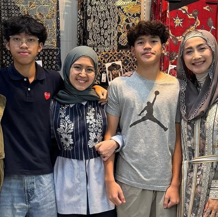 <p>Desy tidak banyak menceritakan momen pertemuannya dengan keluarga mantan suami. Ia hanya menuliskan <em>caption</em> singkat namun bermakna dalam unggahan foto-foto ini. "Cerita hari ini….<em>Alhamdulillah</em>," tulisnya. (Foto: Instagram @desyratnasariterdepan)</p>