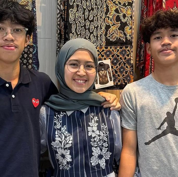 <p>Di potret lainnya, Desy mem-posting foto Nasywa bersama dua adik laki-lakinya yang telah beranjak remaja. Ketiganya terlihat sangat akrab, Bunda. (Foto: Instagram @desyratnasariterdepan)</p>