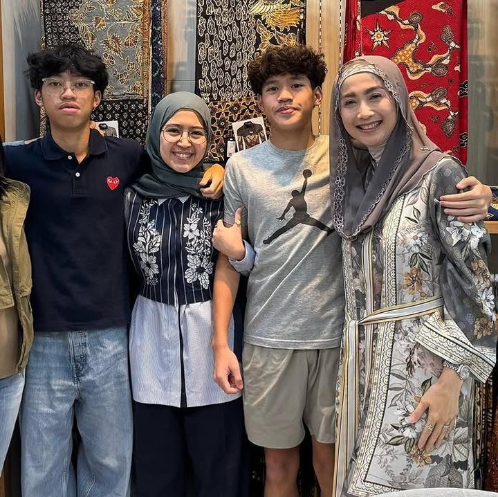<p>Baru-baru ini, Desy mengunggah momen spesial saat ia dan sang putri bertemu dengan keluarga Sammy Hamzah. Dalam potret yang dibagikan, Desy kompak berpose bareng keluarga mantan suami, termasuk istri dan dua anak laki-lakinya. (Foto: Instagram @desyratnasariterdepan)</p>