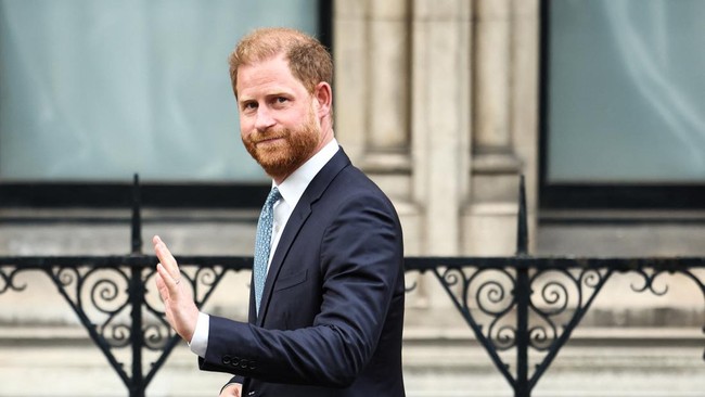 Britain's Prince Harry, Duke of Sussex waves as he leaves the High Court, in central London, on April 8, 2025 after an hearing about a decision of the British Government to downgrade his personal security during visits in Britain. Prince Harry's lawy