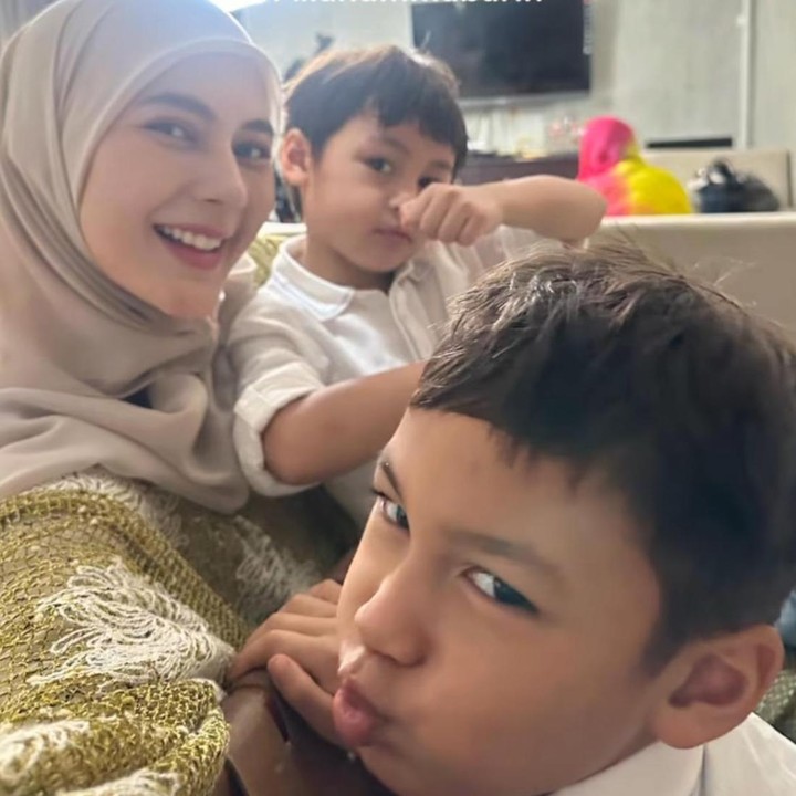 <p>Paula mengaku Lebaran tahun ini terasa berat karena banyak hal yang terjadi dalam hidupnya belakangan ini. “Alhamdulillah salat ied untuk pertama kali tanpa anak-anak…Lebaran 2025 tahun ini terasa sangat berbeda dan mengajarkanku tentang banyak hal dalam hidup, yang terpenting itu belajar untuk memaafkan,” tulis Paula, dikutip dari laman Instagram<em> @paula_verhoeven,</em> Rabu (9/4/2025). (Foto: Instagram@paula_verhoeven)</p>