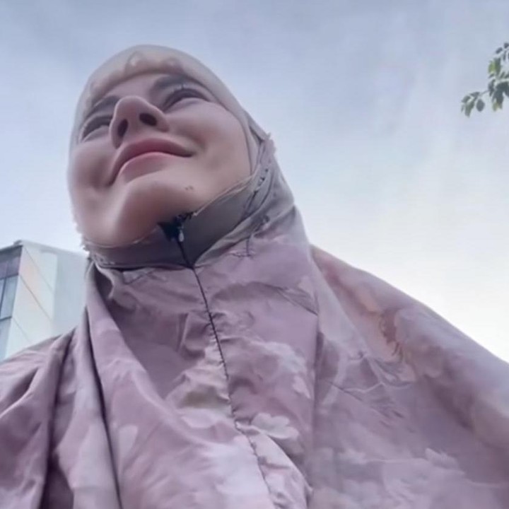 <p>Idul Fitri menjadi momen yang tepat untuk kumpul bersama keluarga. Namun, Lebaran tahun ini tampak berbeda bagi Paula Verhoeven karena untuk pertama kalinya melaksanakan salat ied seorang diri. (Foto: Instagram@paula_verhoeven)</p>