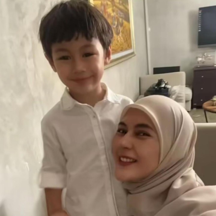 <p>Paula mengatakan telah mencoba untuk memaafkan. “Memaafkan diri sendiri, memaafkan keadaan, memaafkan orang lain, InsyaAllah dengan memaafkan, kita menarik energi keberlimpahan dalam hidup kita. Aamiin,” ungkapnya. (Foto: Instagram@paula_verhoeven)</p>