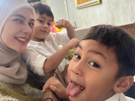 5 Momen Haru Paula Verhoeven Kumpul Bareng Anak Usai Salat Ied Sendiri