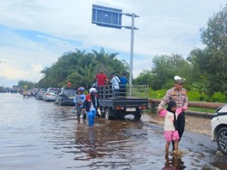 Jalan Nasional Menuju Pelabuhan di Siak Banjir-Rusak, Polisi Siaga Jam Rawan