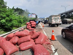 Pikap Ditabrak Saat Ganti Ban di Tol Jagorawi, Muatan Bawang Berserakan