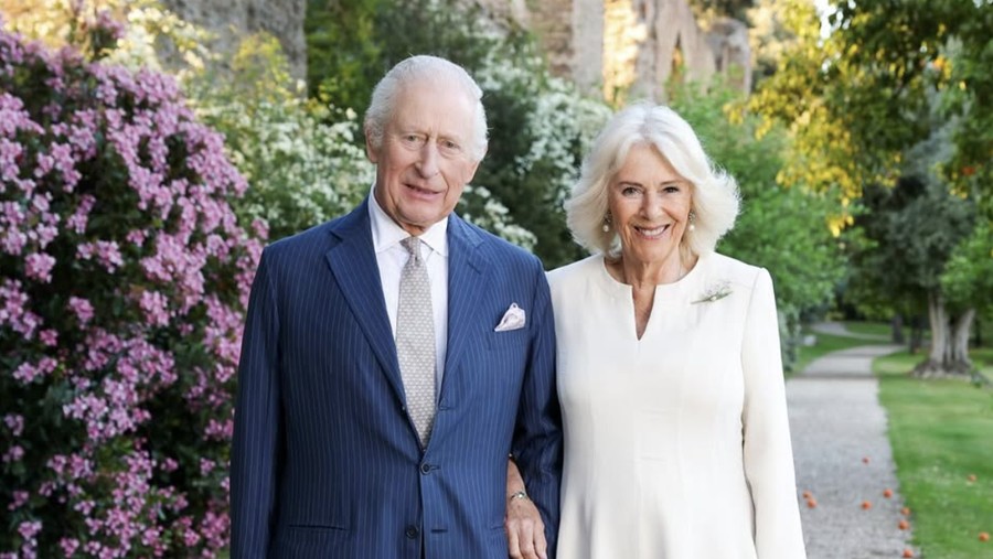 Potret Terbaru Raja Charles & Ratu Camilla Rayakan 20 Tahun Pernikahan Potret Terbaru Raja Charles & Ratu Camilla Rayakan 20 Tahun Pernikahan