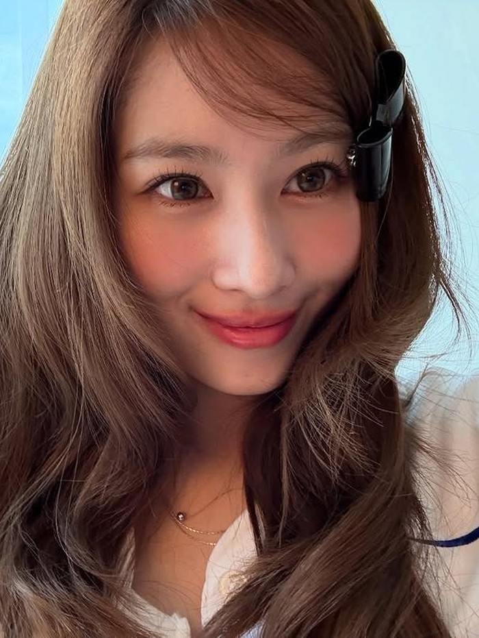 Sana TWICEmemancarkan nuansa youthful dengan menghiasi rambutnya menggunakan jepit berbentuk pita yang manis, membuatnya tampil lucu dan menggemaskan./ Foto: Instagram/m.by__sana