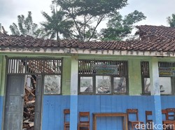 4 Kelas SD Tambakserang Brebes Rusak Parah, Siswa Belajar di Perpustakaan