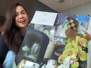 img-title Sederet Artis yang Terima Hamper dari Presiden Prabowo dan Letkol Teddy