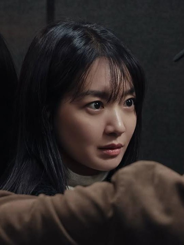 Berbeda dari karakter-karakter sebelumnya yang diperankan, kali ini Shin Min Ah bertransformasi sebagai seorang dokter bernama Lee Ju Yeon yang memiliki trauma masa lalu./ Foto: instagram.com/netflixkr