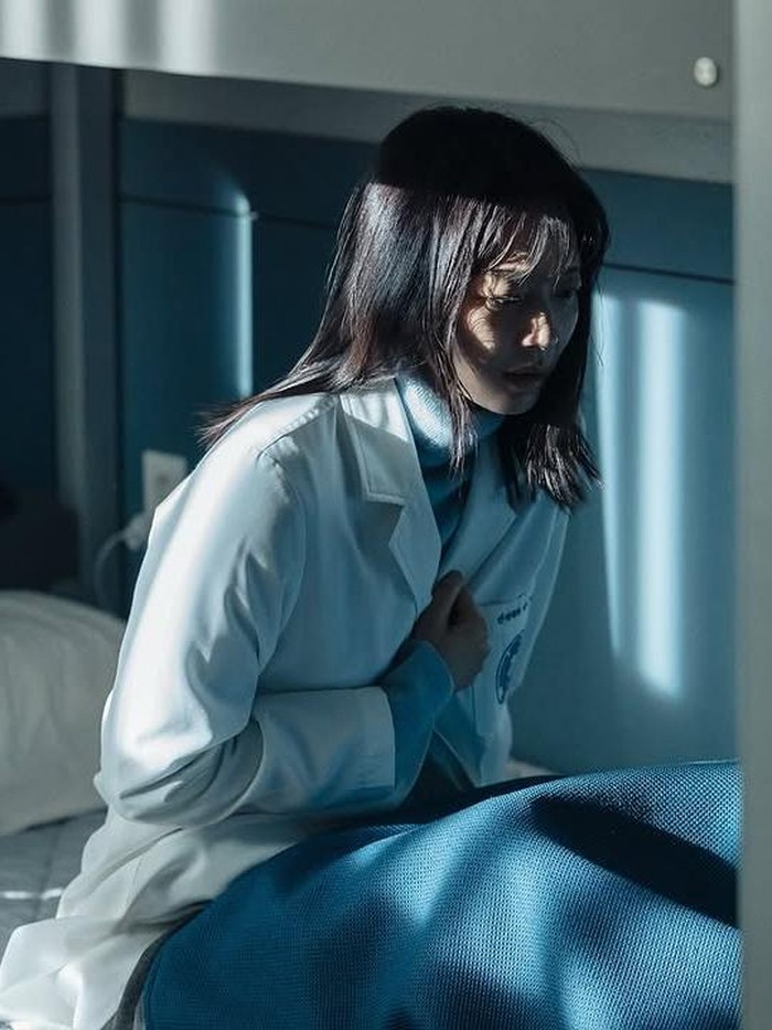 Melalui drama Korea Karma, Shin Min Ah dengan apik memerankan karakter yang 'dihantui' ketakutan emosional dan membuat penonton seolah ikut terhanyut dalam plot cerita./ Foto: instagram.com/netflixkr