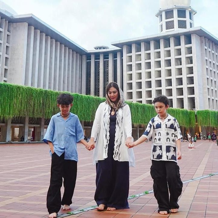 <p>Belum lama ini, Sissy membagikan momen saat putranya mengikuti balapan bersama Ayahnya di media sosial. Ia mengungkapkan bahwa dirinya dan suami sangat bangga melihat anak mereka bisa melakukan hal yang disukainya. "Melihat anak melakukan hal yang dia suka tuh gue sama <em>@rifato</em> bangga banget. Nah tinggal tunggu deh hasilnya besok," ungkap Sissy. (Foto: dok. Instagram Rifat Sungkar)</p>