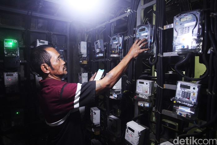 Warga mengisi token listrik di ruang panel meteran di Rusun Bendungan Hilir, Jakarta, Rabu (9/4/2025). Pemerintah melalui Kementerian ESDM memastikan tarif listrik periode April-Juni 2025 atau Triwulan II 2025 tidak mengalami kenaikan harga alias masih sama seperti tarif pada periode sebelumnya. Kebijakan itu untuk menjaga daya beli masyarakat dan mendorong daya saing usaha di dalam negeri.