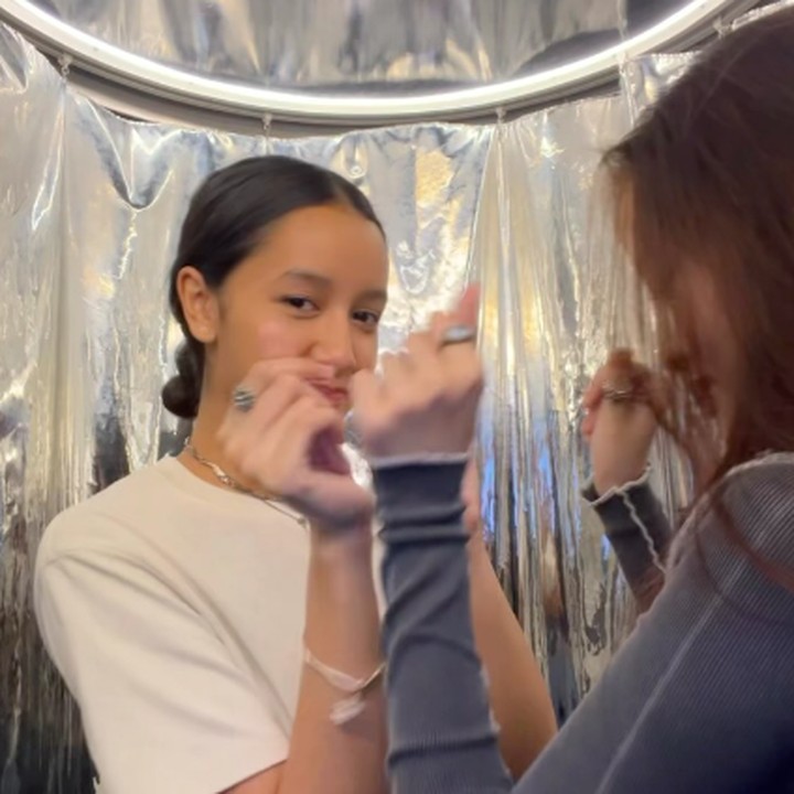 <p>Beberapa waktu lalu, Syibil dan Widuri terlihat asyik <em>hangout</em> bareng, nih. Keduanya bahkan membuat video ketika tengah melakukan dance yang viral di media sosial. (Foto: Instagram: @kana.sybilla)</p>