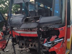 Adu Banteng Bus Rajawali Indah Vs Panther di Duduksampeyan Gresik, 4 Tewas