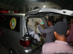 Isak Tangis Iringi Kedatangan 7 Jenazah Korban Laka Panther Vs Bus