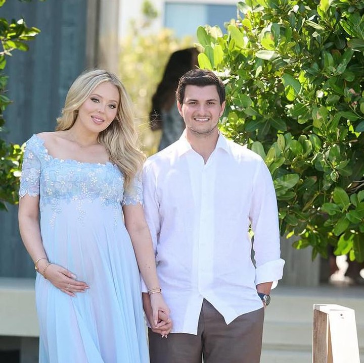 <p>Dalam potret kehamilannya tersebut, Tiffany Trump tampil anggun dengan gaun bernuansa biru muda sebagai tanda dia sedang menantikan bayi laki-laki. Sementara suaminya tampil gagah dengan kemeja putih dan celana panjang coklat. (Foto: @tiffanytrump).</p>