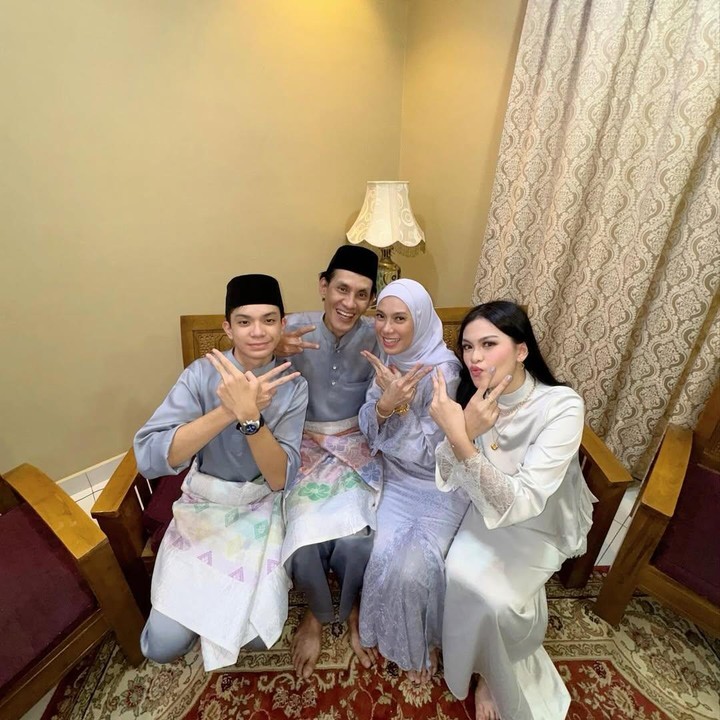 <p>Dari beberapa <em>postingan</em>-nya bersama keluarga, ternyata tak sedikit pula netizen yang salah fokus dengan paras putrinya. Kolom komentarnya pun diramaikan pujian netizen yang menyebut sang putri cantik. “Cantiknya putrimu, kulit pun putih berseri,” tulis akun <em>@mayea_****.</em> “Cantik anak perempuan dia,” tulis akun <em>@delisha****. </em>(Foto: Instagram@faizalhusseinofficial)</p>