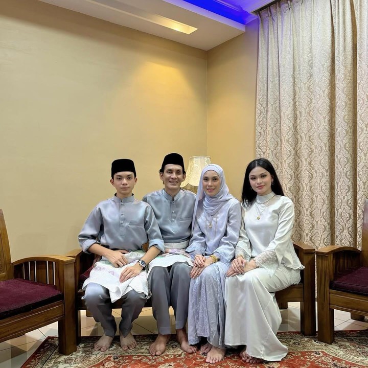 <p>Faizal pun sering kali menghabiskan waktu bersama keluarga. Bahkan, ia juga tak jarang mengabadikan momen tersebut di media sosial. Misalanya saja, seperti foto berikut ini ketika mereka merayakan Idul Fitri. (Foto: Instagram@faizalhusseinofficial)</p>