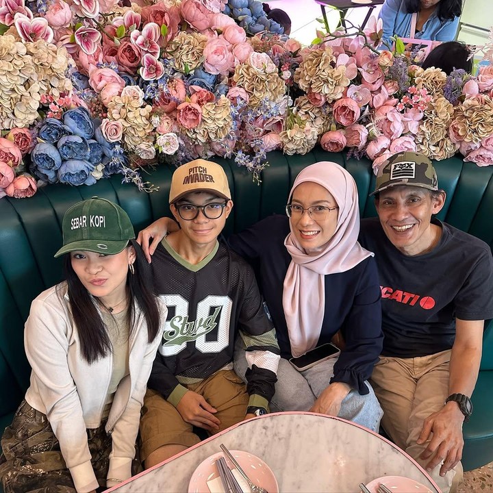 <p>Hal tersebut diketahui langsung melalui beberapa <em>postingan</em> di akun Instagram pribadinya. Faizal memiliki istri cantik bernama Suhaila Sulaiman yang dinikahinya pada 2004. Rumah tangga mereka pun diwarnai dengan kehadrian dua anak yang telah beranjak remaja, yakni Fazryn dan Fazrick. (Foto: Instagram@suhailasulaiman76)</p>