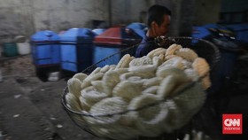 FOTO: Geliat UMKM Kerupuk Usai Libur Panjang Lebaran