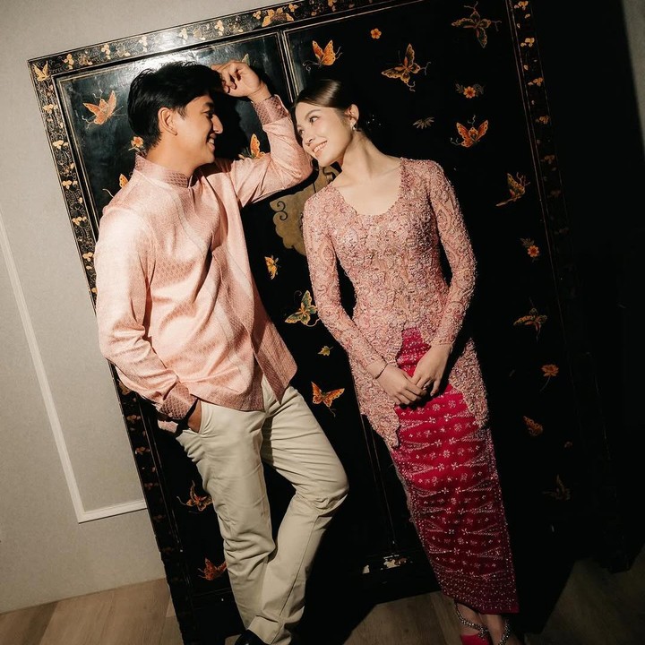 <p><em>Postingan</em> mereka pun langsung dibanjiri komentar netizen yang ikut bahagia memberikan ucapan selamat dan doa untuk mereka. “Masya Allah <em>Happy</em><em>engagement</em> bang ais Haviza, semoga di lancarkan sampe Hari H,” tulis akun <em>@nasta_sus****. “</em>Bismillah lancar smp hari H,” tulis akun <em>@dorae.mon****. </em>(Foto: Instagram@havizadevianjani)</p>