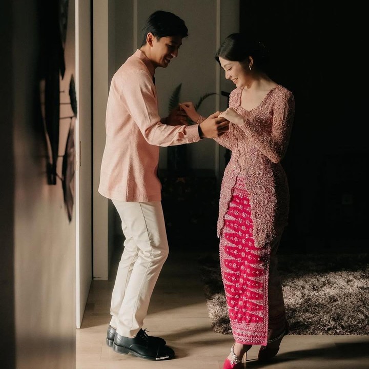 <p>Bukan hanya dekorasi, pasangan artis yang telah menjalin hubungan selama lima tahun ini pun tampil menawan dengan busana serasi. Harris dan Haviza juga memilih pakaian dengan sentuhan warna <em>pink</em>. (Foto: Instagram@havizadevianjani)</p>