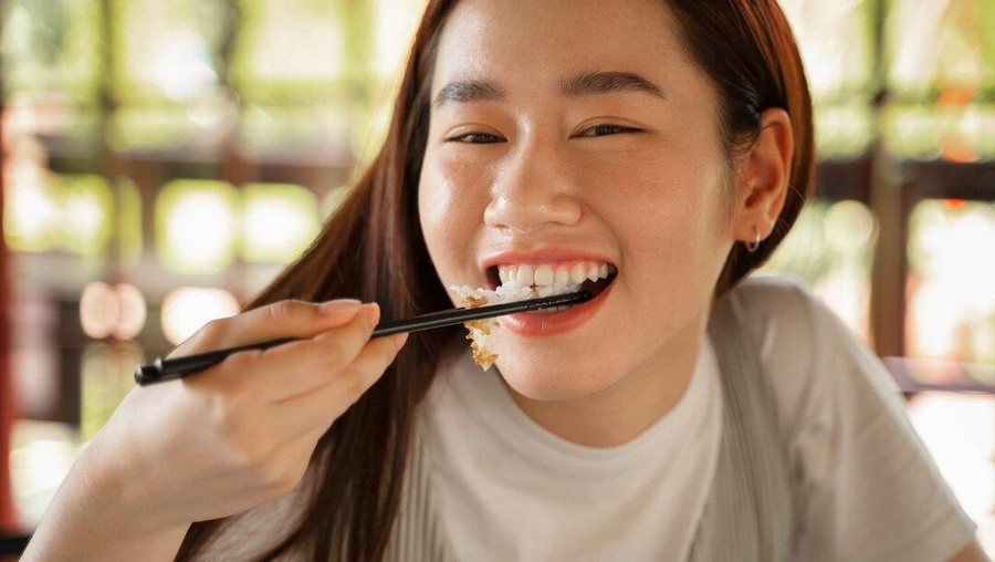 Ilustrasi makan nasi/Foto: Freepik.com/freepik