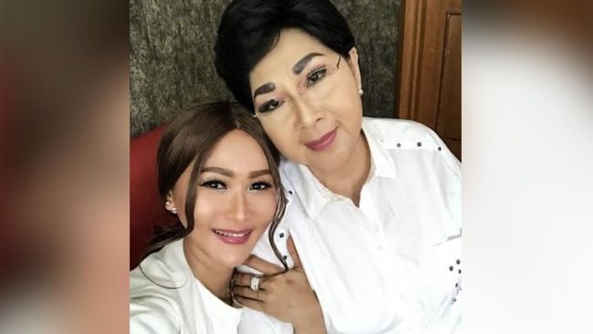 Inul Daratista mengaku bersyukur bisa menemani Titiek Puspa di detik-detik terakhir sebelum meninggal dunia dalam usia 87 tahun pada Kamis (10/4).