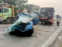 Petaka Panther Pengantar Jemaah Umrah, Seisi Mobil Tewas Ditabrak Bus