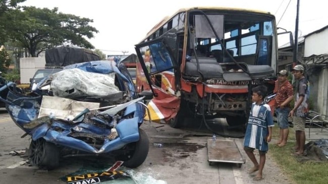 Tujuh orang meninggal dan dua orang luka akibat kecelakaan mobil dan bus di Gresik, Jatim. Berikut ini identitas korban.
