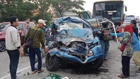 Kecelakaan Maut Mobil Vs Bus di Gresik, 7 Orang Tewas