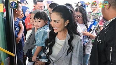 Gaya Kris Dayanti Jalan-jalan Bareng Cucu Naik MRT Pakai Tas Seharga Rumah KPR