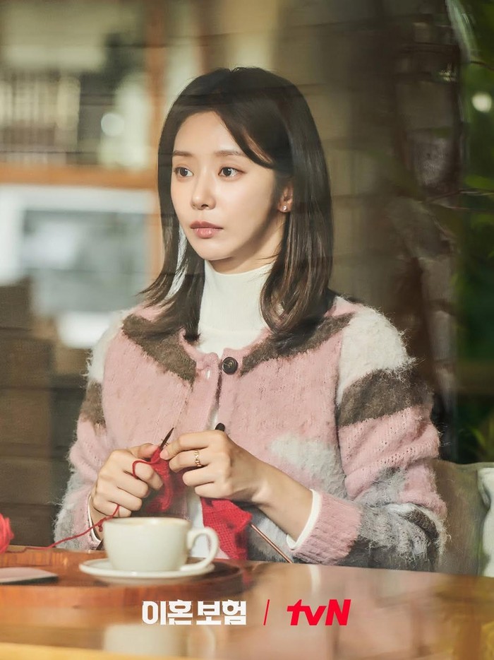 Kang Han Deul sendiri dikisahkan mengajukan perpisahan atas pernikahannya, karena mendapat perlakuan tak menyenangkan dari keluarga suaminya./ Foto: tvN