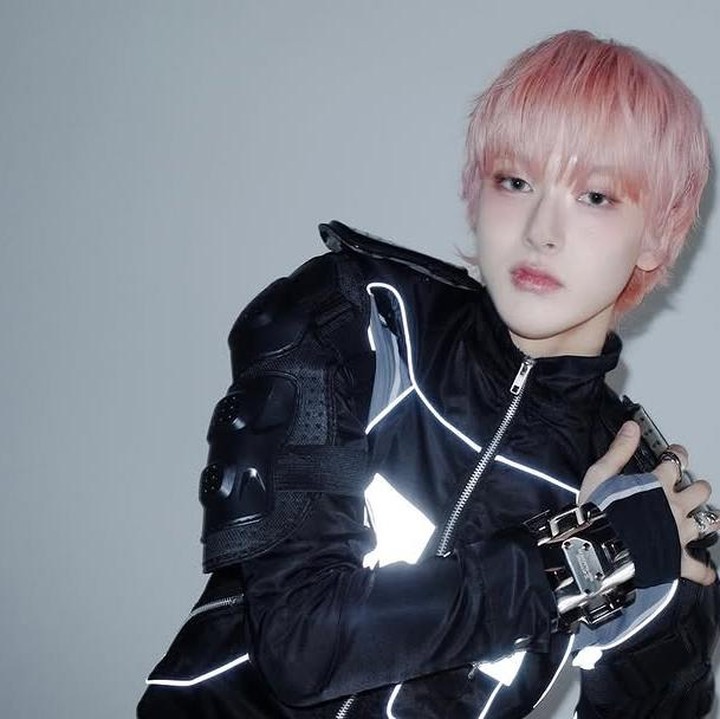 <p>Memiliki visual yang tampan, Hyunjun, sudah viral sejak tampil di SMTOWN LIVE 2025, lho, Bunda. (Foto: Instagram @smtr25_official)</p>
