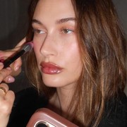 Mengenal Makeup 'Plum Girl Spring' ala Hailey Bieber, Minimalis dan Terlihat Natural