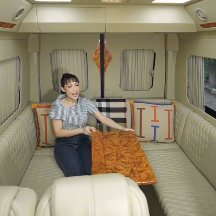 <p>Di bagian belakang mobil, ada meja panjang dengan kursi empuk untuk tempat makan dan tempat bersantai. Ayu sengaja mendesain mobilnya dengan mewah agar nyaman digunakan keluarganya. "Jadi aku tuh pengin punya mobil yang belakangnya itu bisa duduk kayak piknik gutu, jadi enggak perlu glamping," katanya. (Foto: Instagram @mrsayudewi)</p>