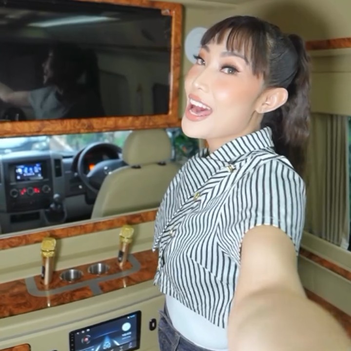 <p>Di dalam mobil ini, Ayu membuat banyak storage atau laci untuk meletakkan barang. Bunda tiga anak ini juga menaruh kulkas kecil di dalam mobilnya untuk menyimpan makanan. (Foto: Instagram @mrsayudewi)</p>